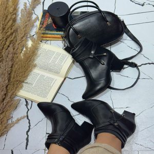 بوت چرمی زنانه پاشنه‌دار نوک‌تیز زیپ‌دار؛ شیک‌ترین انتخاب برای پاییز و زمستان ۱۴۰۴