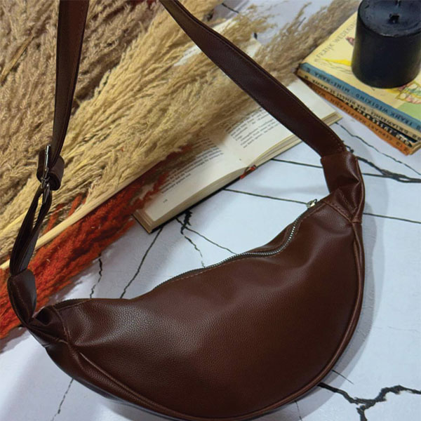 کیف چرم هلال شکل مدل تک زیپ
