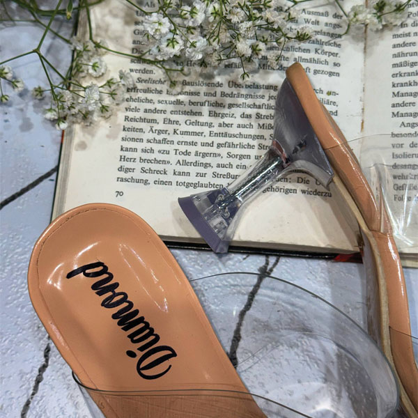 کفش مجلسی شیشهای طرح قلبی